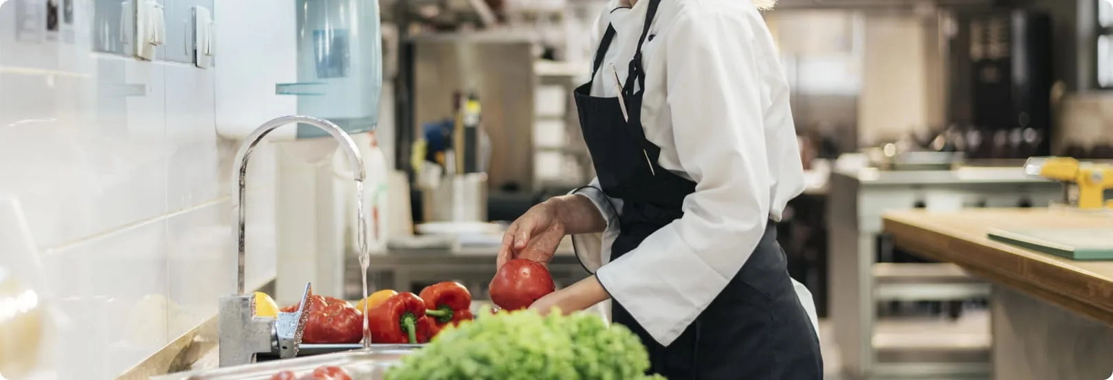 Mamabüs mutfağında profesyonel yemek hazırlığı